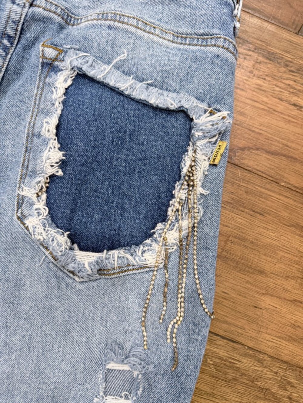 Vibrant M.I.U. Rhinestone Chain Distressed Jeans Size 5 W26